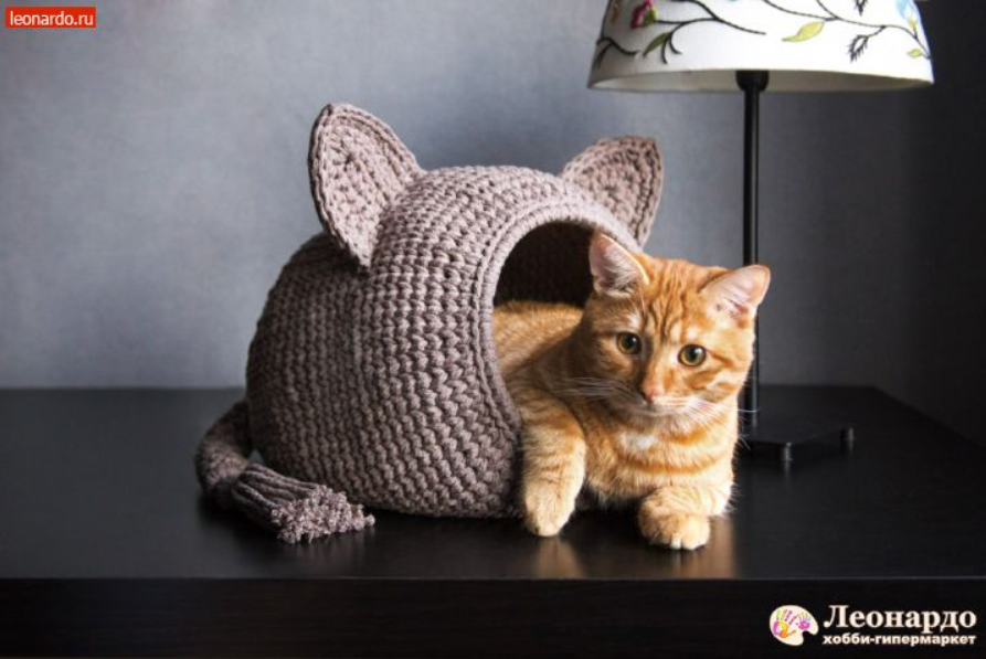Источник фото (там МК по вязанию домика): https://leonardohobby.by/mclasses/1600/vyazanyj-domik-dlya-kota/