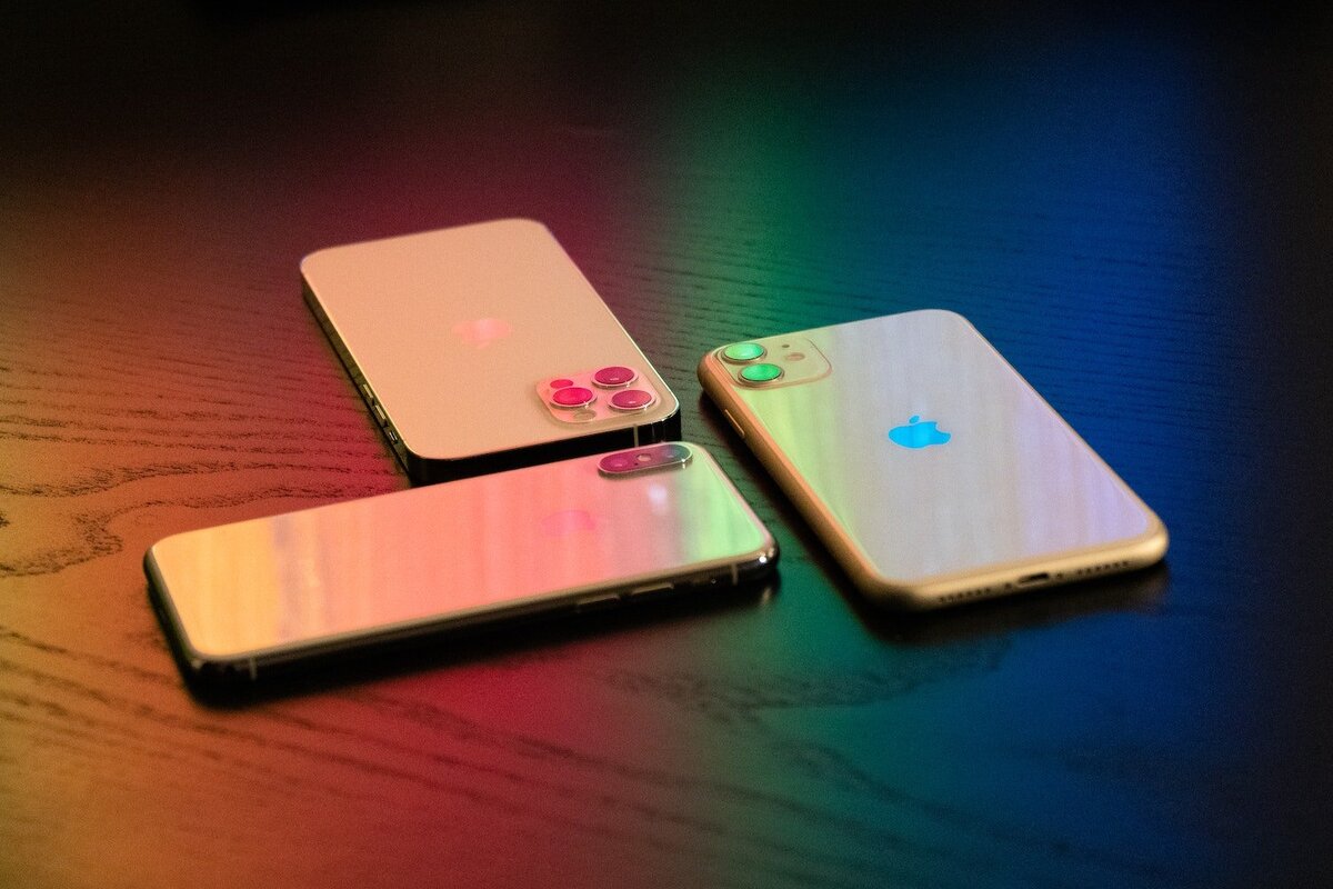 смартфоны iPhone X, iPhone 11, iPhone 12