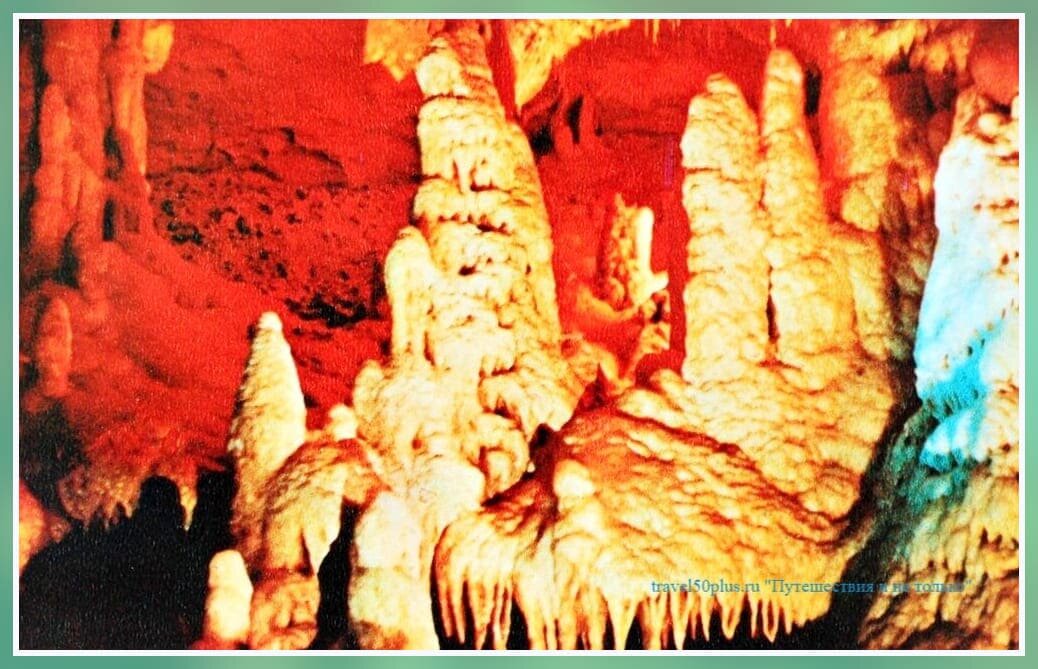 Необычные пласты известняковых отложений сложились в "Замок". Всё это формировалось миллионы лет.