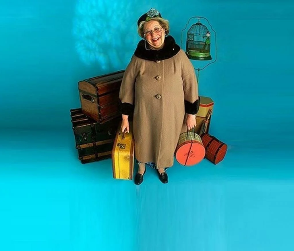 Бабка с чемоданом. Тетка с чемоданом. Пожилая женщина с чемоданом. Старуха с чемоданом. Дама пришла в гости
