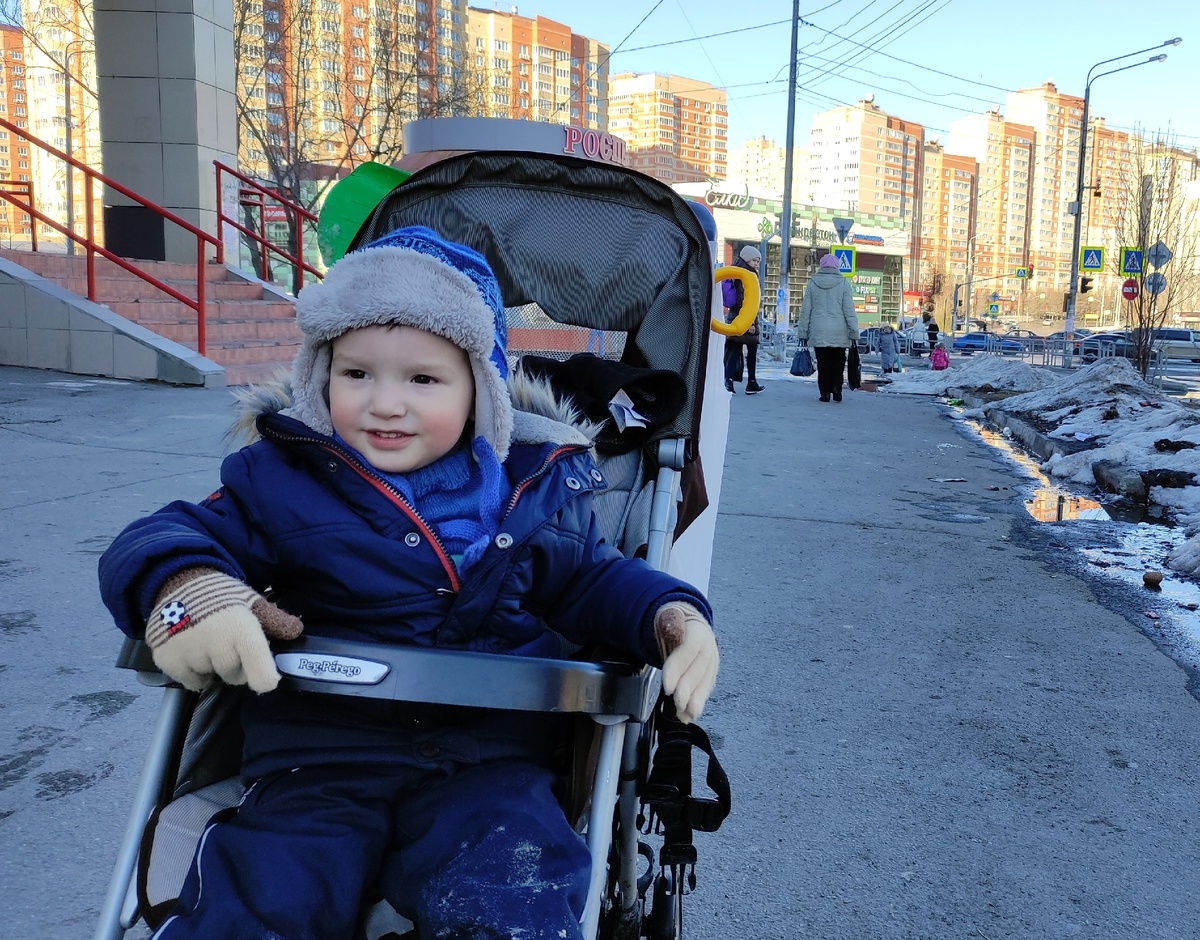 Сын на прогулке
