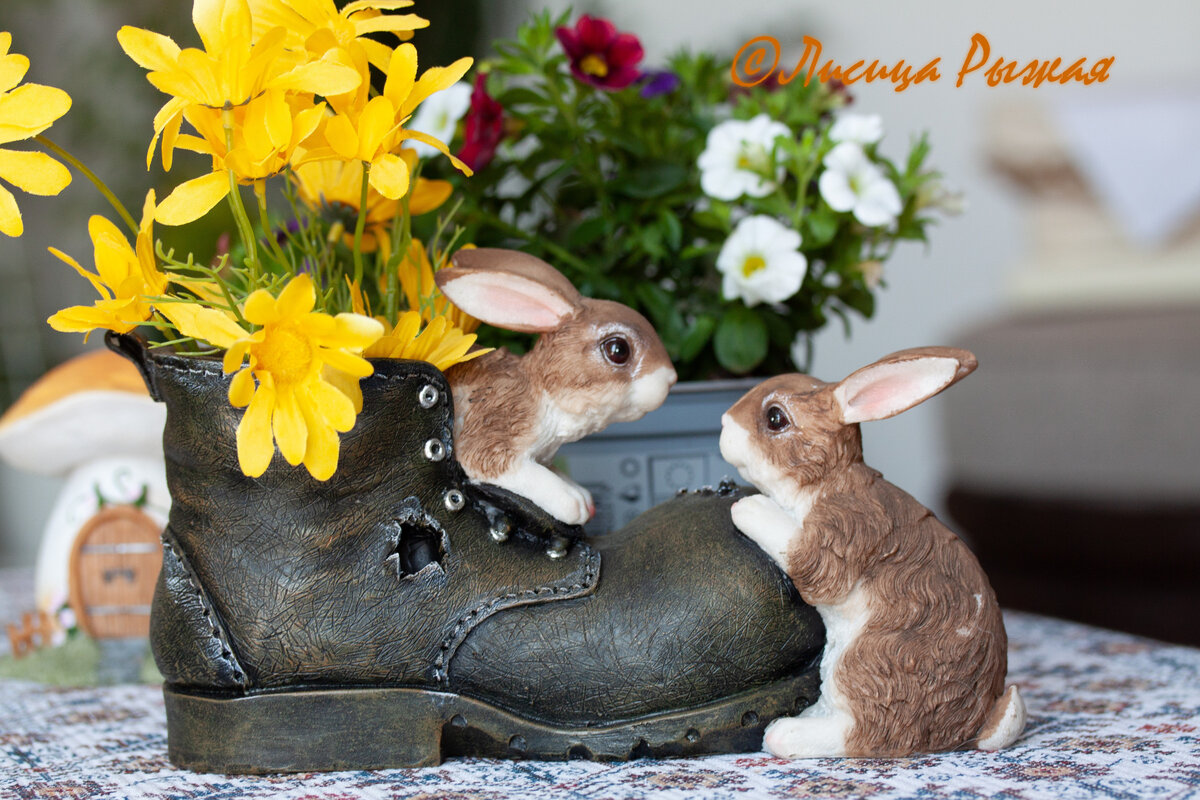 Кашпо в виде ботинка с кроликами.