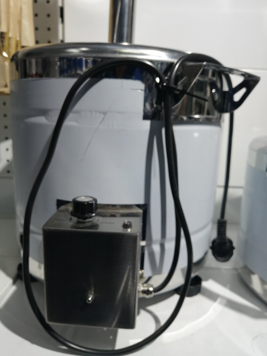 Самогонный аппарат со встроенным тэном и регулятором мощности.