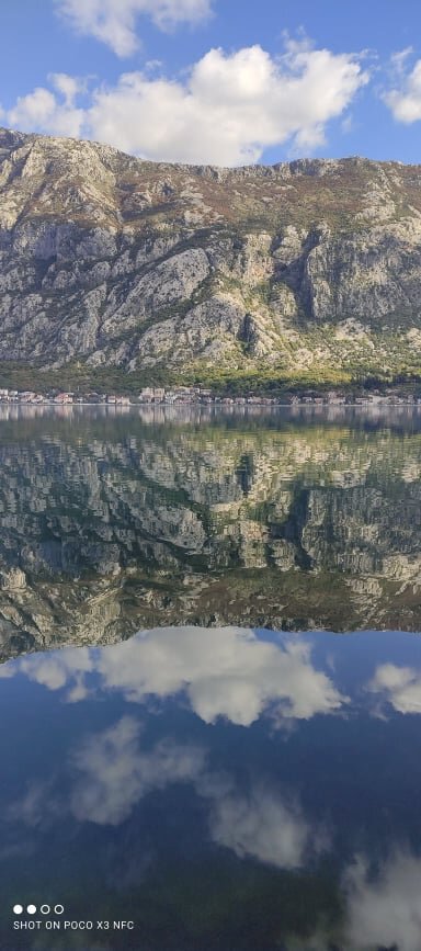 Отражение неба в заливе, или отражение одного человека в другом. Залив БокаКоторка, Прчань, Монтенегро.