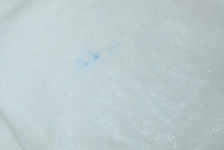 следы синей ручки