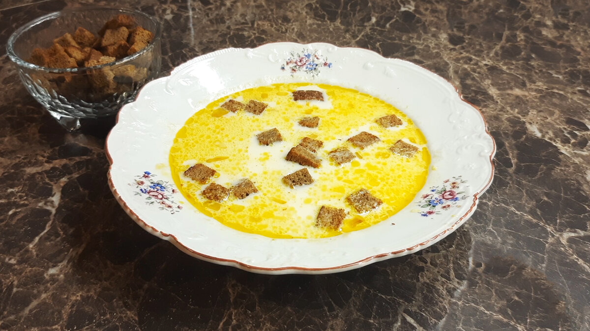 Сырный суп прекрасно дополняют сухарики из чёрного хлеба