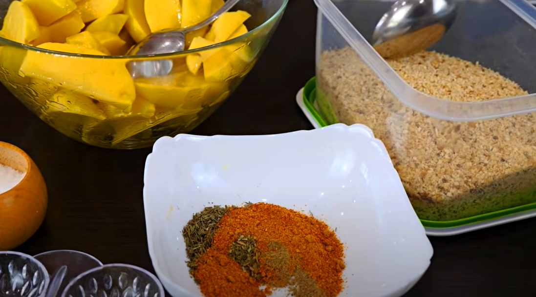 Домашние панировочные сухари, специи и картошка в растительном масле.