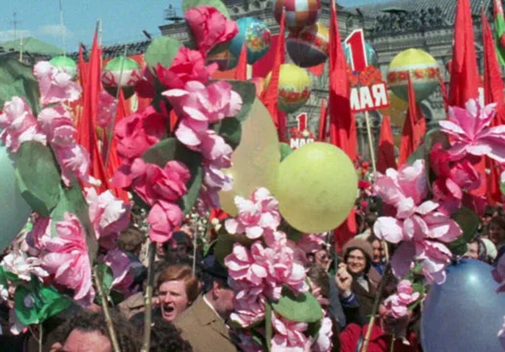 1 мая 80. Первомай парад СССР. Первомайская демонстрация в СССР. Демонстрация первого мая. Демонстрация цветы.