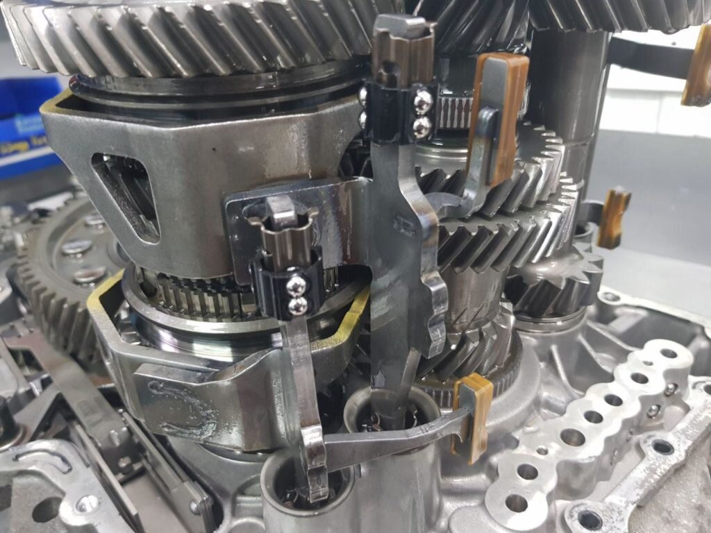 Вскрытая DSG. Видны вилки выбора передач.