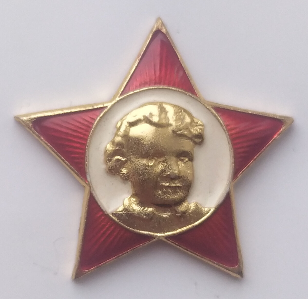 Звёздочка октябрёнка. У меня была такая. А потом и пионерский галстук)))