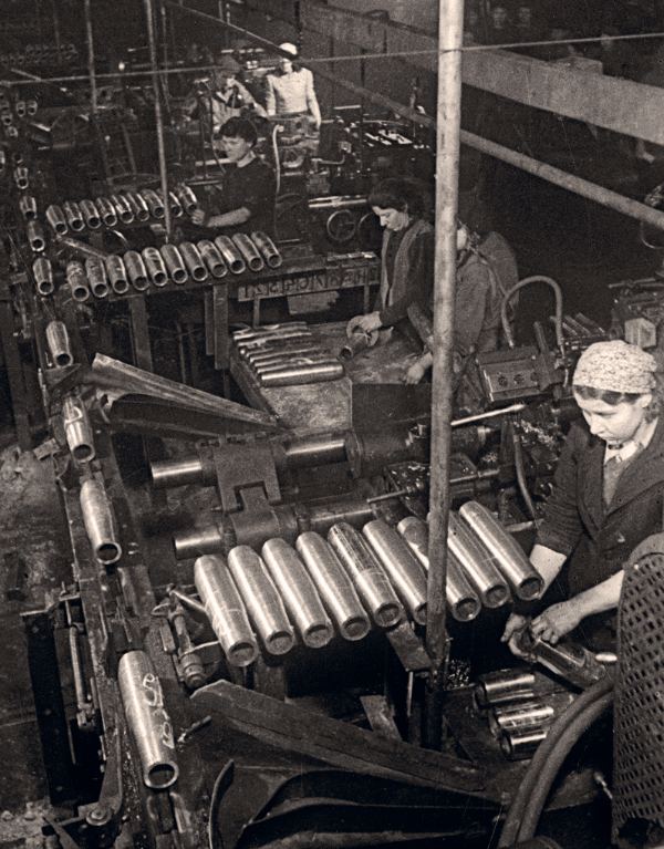 Работники московского завода готовят снаряды к отправке на фронт, 1942 год. Источник: prommoscow.info