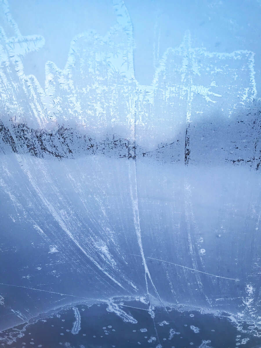 За ночь машина покрылась инеем