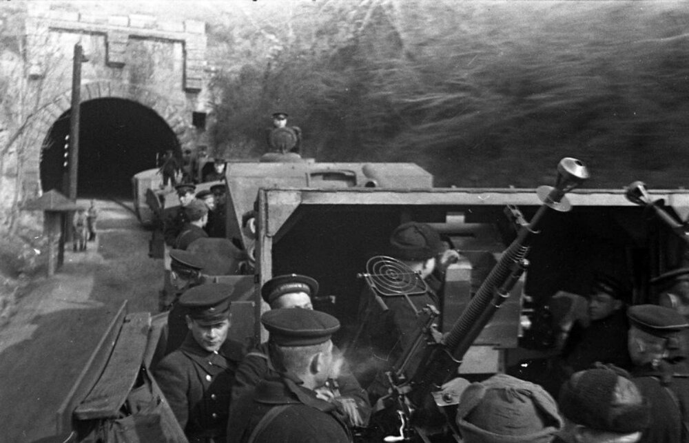 Бронепоезд "Железняков" выходит на боевые позиции. 1941-1942. Автор: А.С. Соколенко. Источник: goskatalog