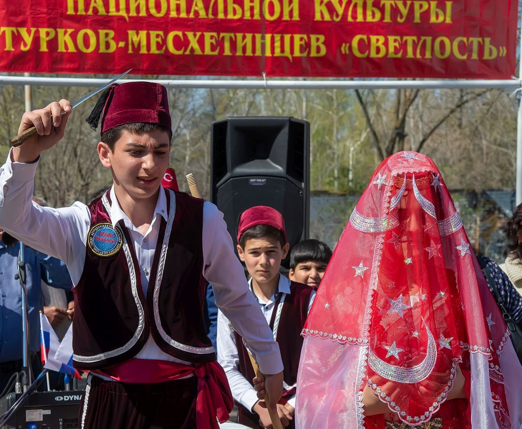 Фамилии турков. Турки-месхетинцы Национальная одежда. Национальная одежда турков месхетинцев. Флаг турок месхетинцев. Турки-месхетинцы костюмы.