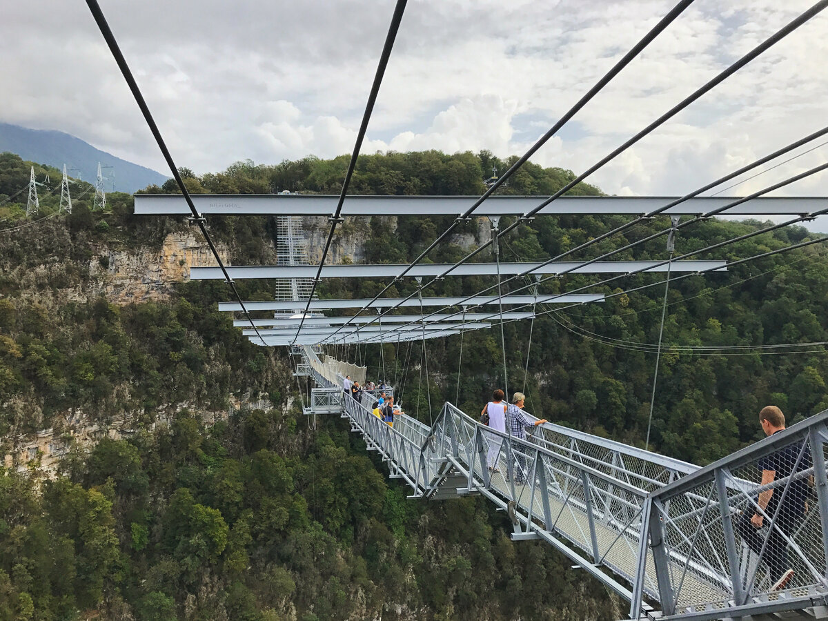 Но посмотрите, какая тут красота! Мост над Ахштырским ущельем. Листайте!