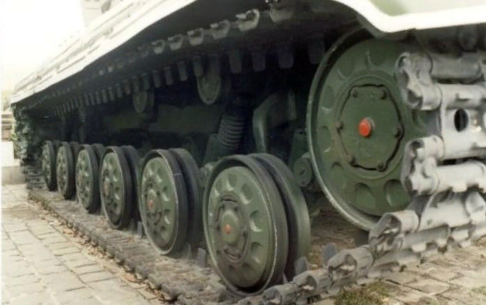 Сколько колес у танка. Катки танка т 64. Танк т 64 ходовая. Гусеница танка т-64. Катки танка т 80.