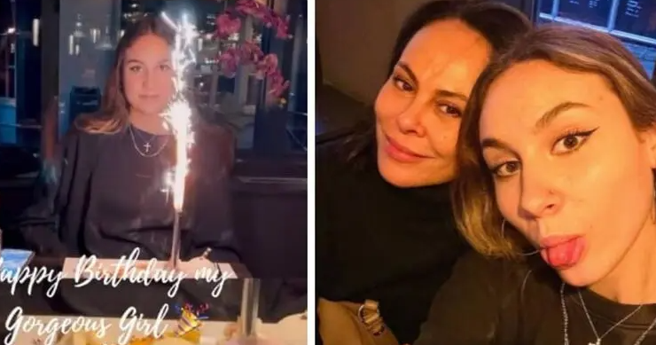 Лиза с Натальей отмечают праздник в ресторане и с именинной свечкой в шарике мороженого, фото: instagram.com