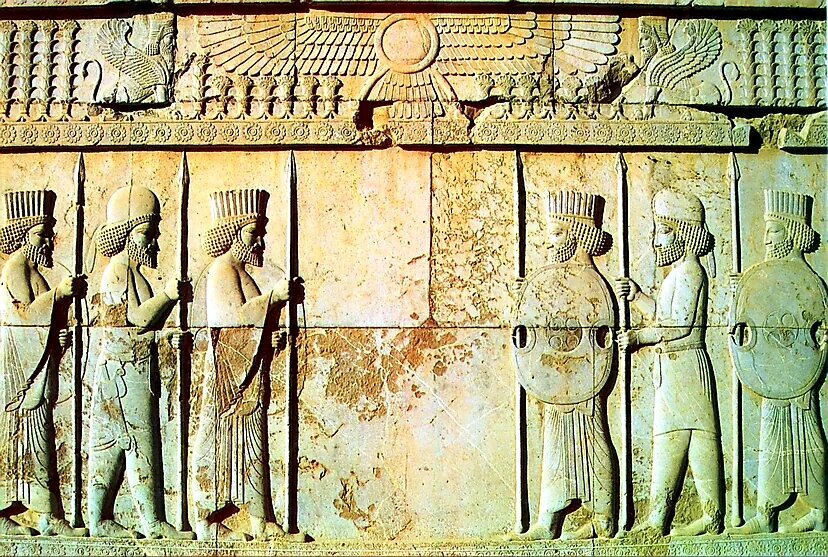 Армия Ксеркса: персидские и мидянские воины. Барельеф на стене дворца в Персеполе.