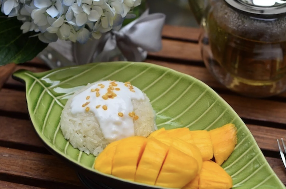 Клейкий рис с манго - один из самых культовых десертов Таиланда.