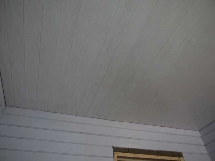 Потолок с балками