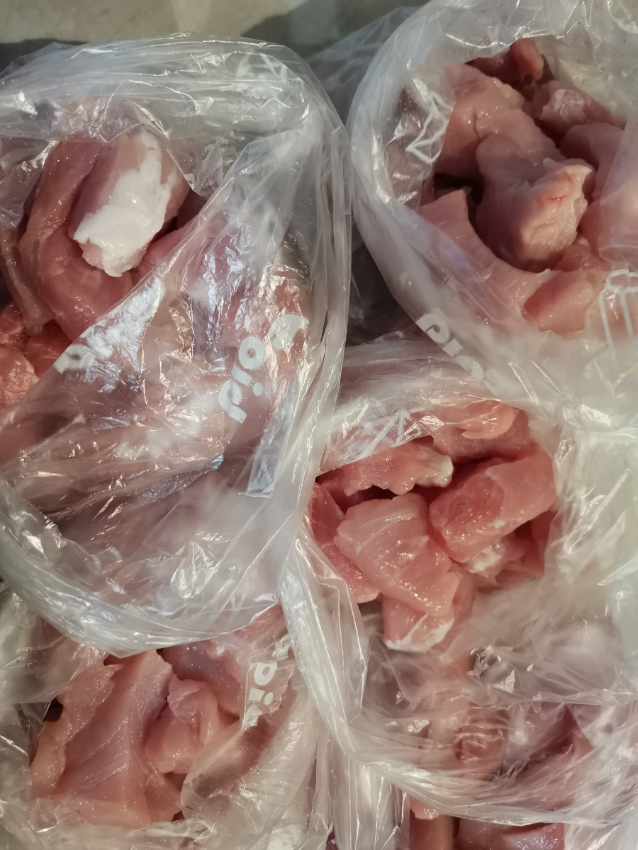 Оставила немного чистого мяса для тушения и гуляша. Сразу режу его на мелкие кусочки, так оно быстрее размораживается и можно сразу готовить.