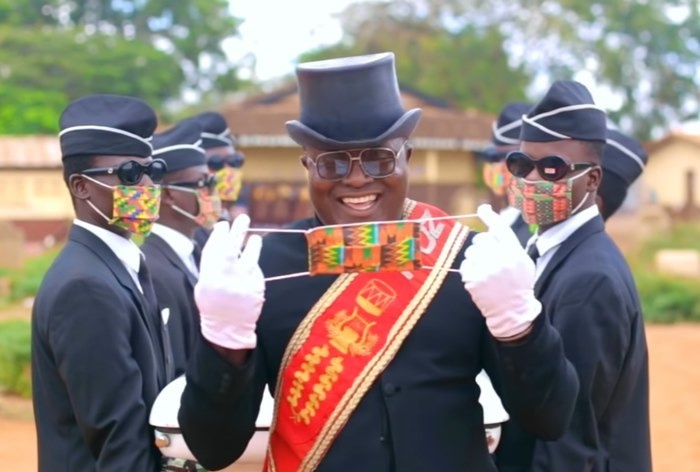 Гробовщики из Ганы снялись в рекламе масок