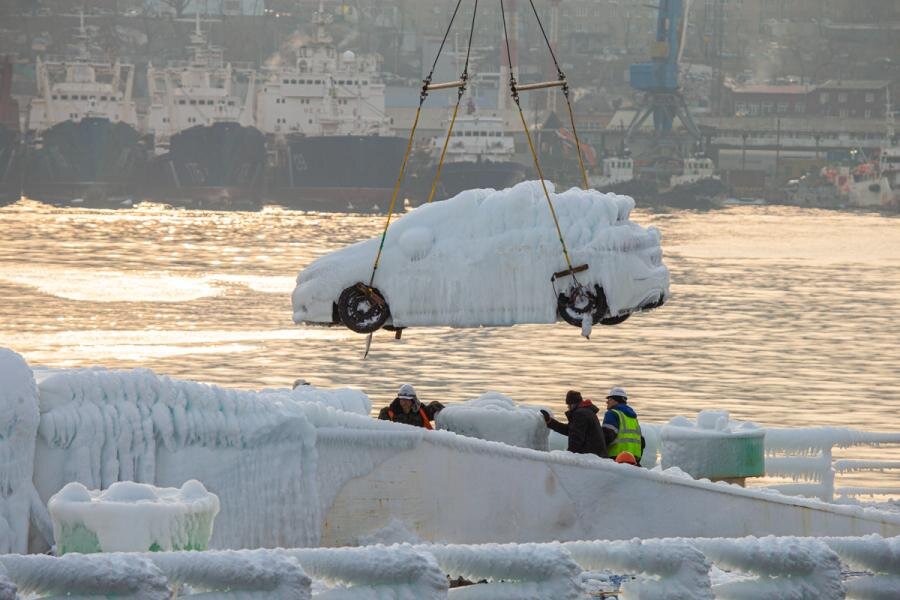Обледеневшие иномарки из Японии в порту Владивостока 