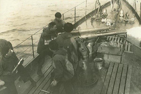 Fig. 02. 1920 «3-inch (76.2-mm) L23-caliber gun Mk17» being fired aboard the United States Navy submarine chaser.