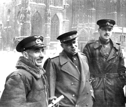Фронтовые корреспонденты, соавторы текста гимна СССР Габриэль Эль-Регистан (слева) и Сергей Михалков (справа).