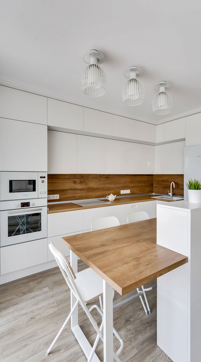 Кухня белый глянец с деревянной столешницей в современном стиле