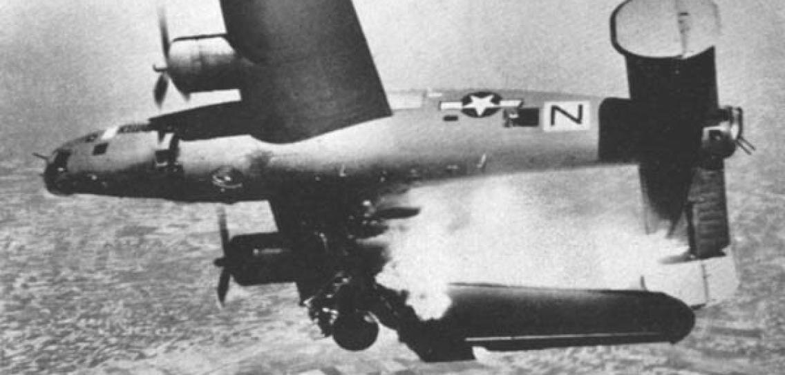 Подобные сцены также разыгрывались над Борнео в октябре 1944 года: В-24 464-й бомбардировочной группы. 
