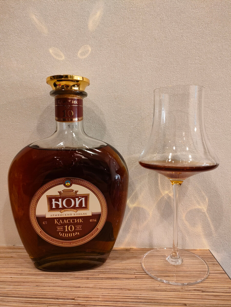 Бутылка по блеску немногим уступает коробке