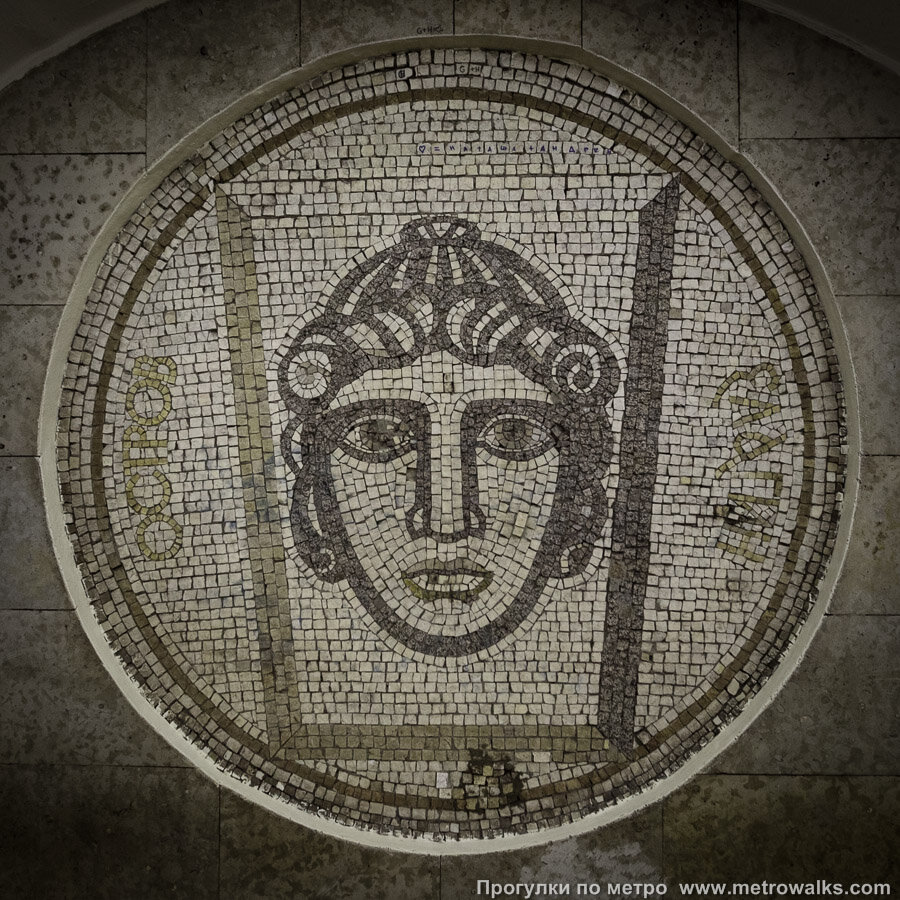 Мозаики символизируют реки и острова в дельте Невы. Со стороны центрального зала — реки, со стороны боковых залов — острова. Острова и реки изображены в виде мифических персонажей.