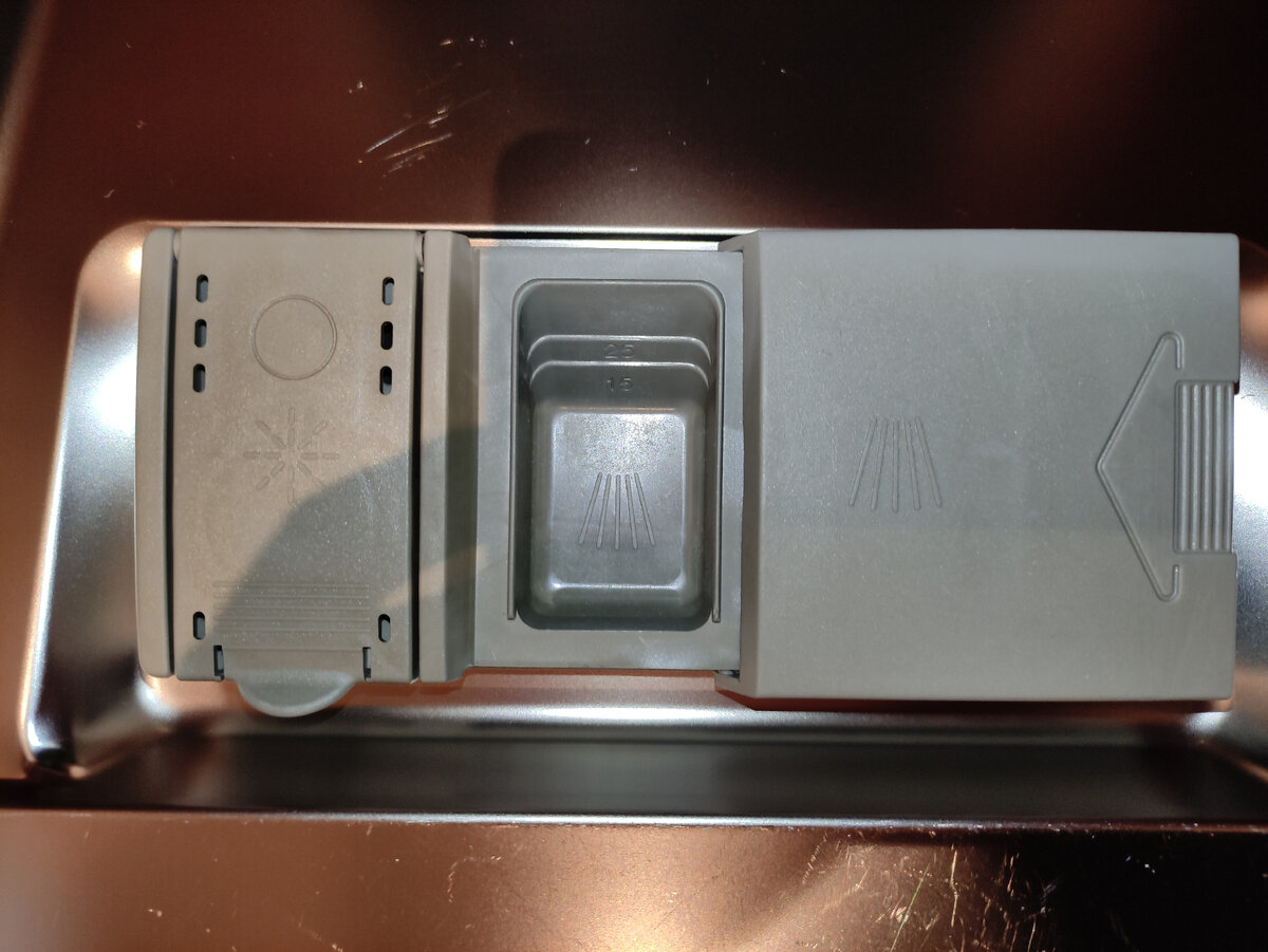 Пятнадцатилетняя посудомойка, следов известкового налета нет! Метал блестит!