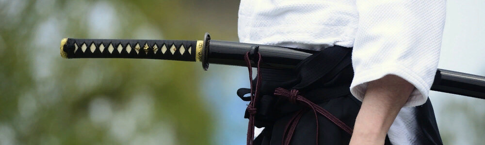 человек достает меч из ножен. Katana samurai belt. тэнсин сёдэн катори синто-рю. катана вакидзаси и танто. можно ли носить катану.