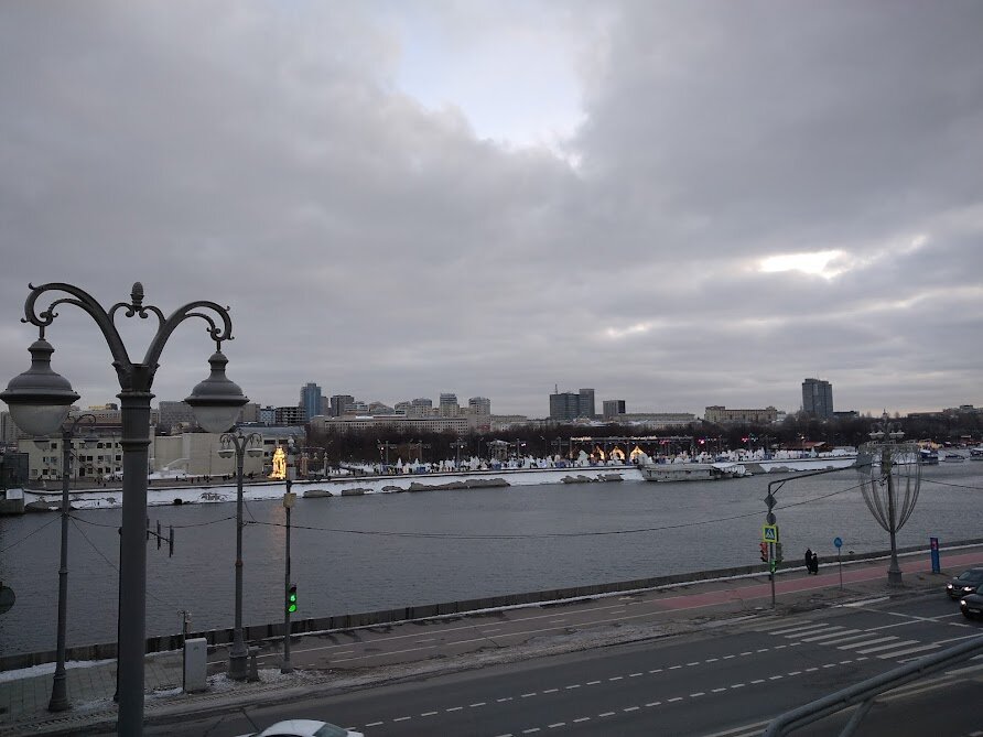 Выставку скульптур отлично видно уже с Крымского моста