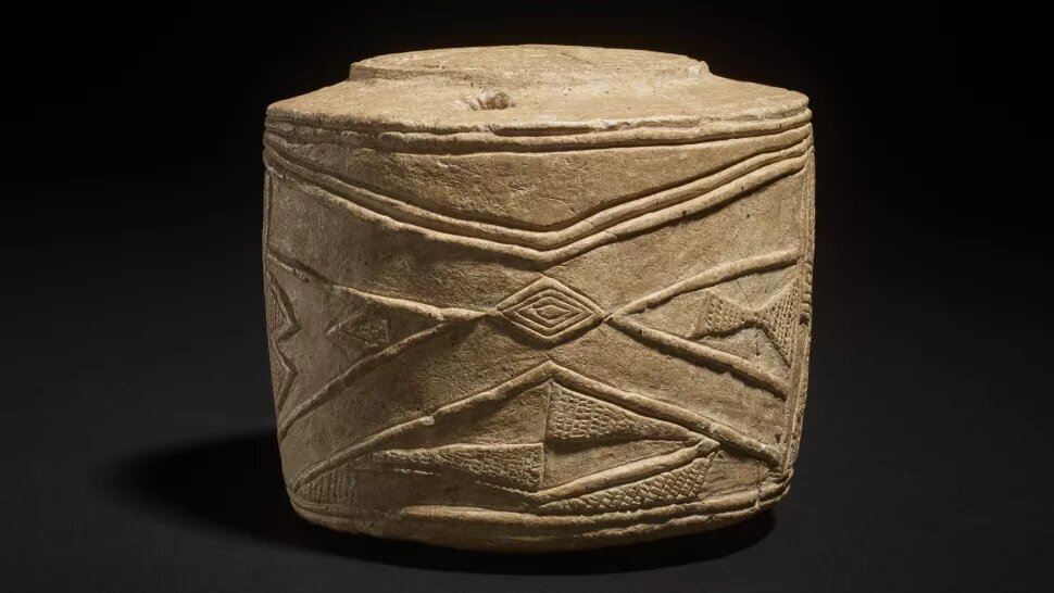 Скульптура сделана из мела, на ней выгравировано несколько мотивов, которые трудно понять. (Изображение предоставлено Попечителями Британского музея)