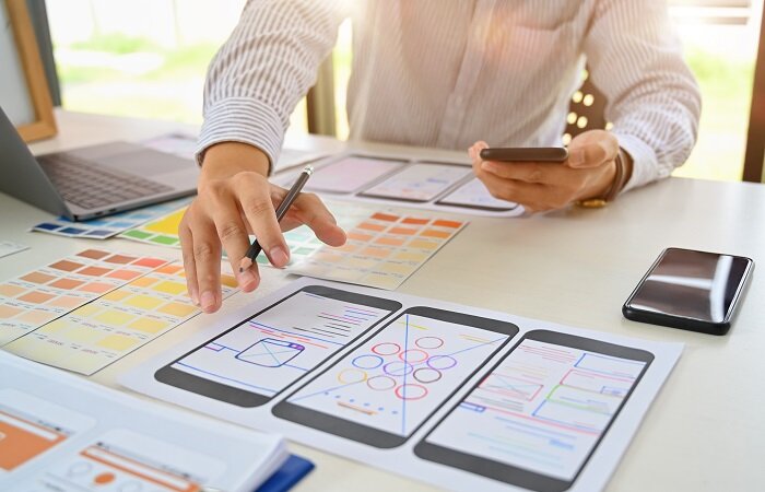 UX/UI - дизайнер за работой. Источник: Яндекс картинки.