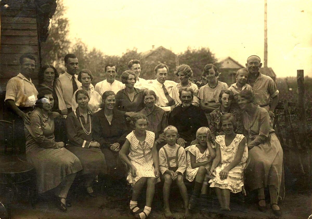 Фото 17 августа 1932 года. Родня из Косино, здесь все родственники. Первый ряд - дети, слева мама мужа Галя. Её родители - в верхнем ряду справа, между ними их сын Юра