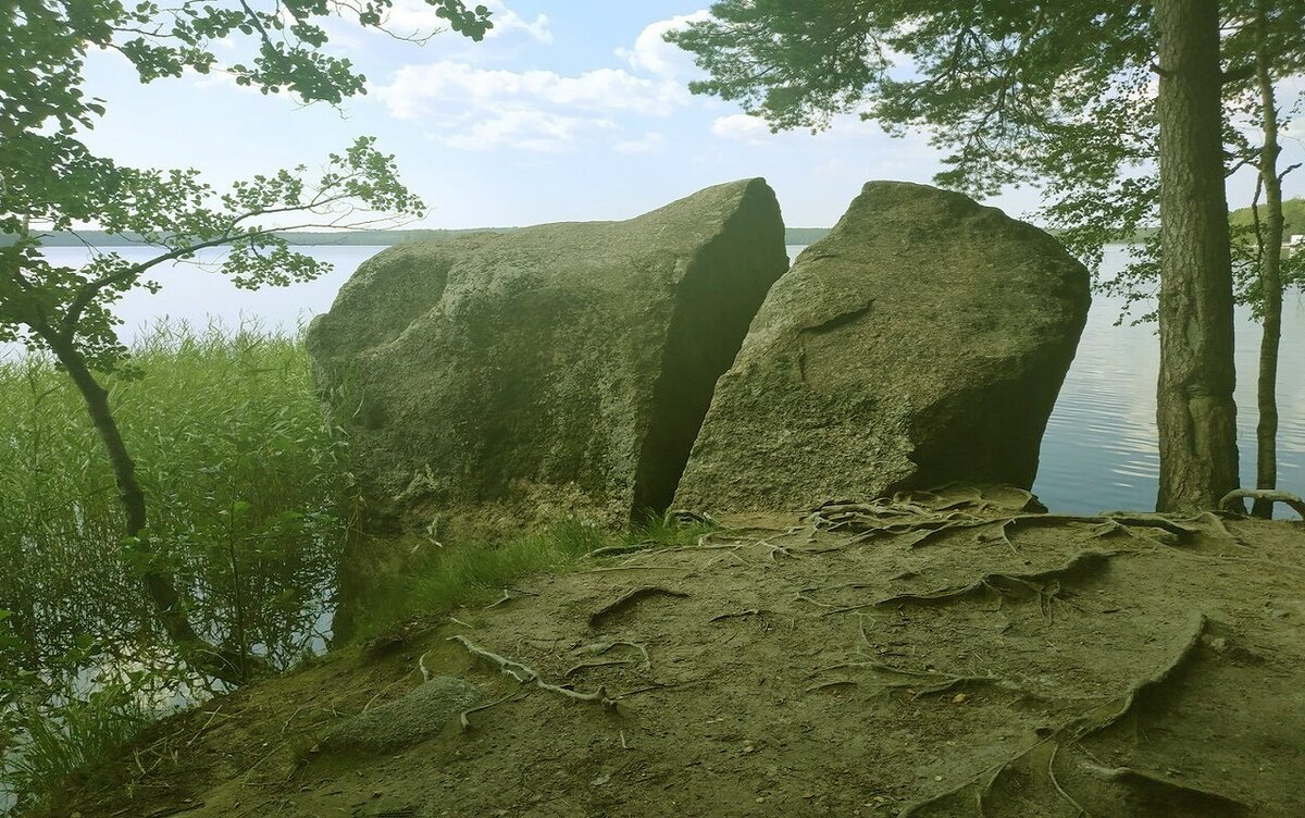 Огромный валун озера Юлисъярви, разрезанный аппаратом русского ученого Филиппова