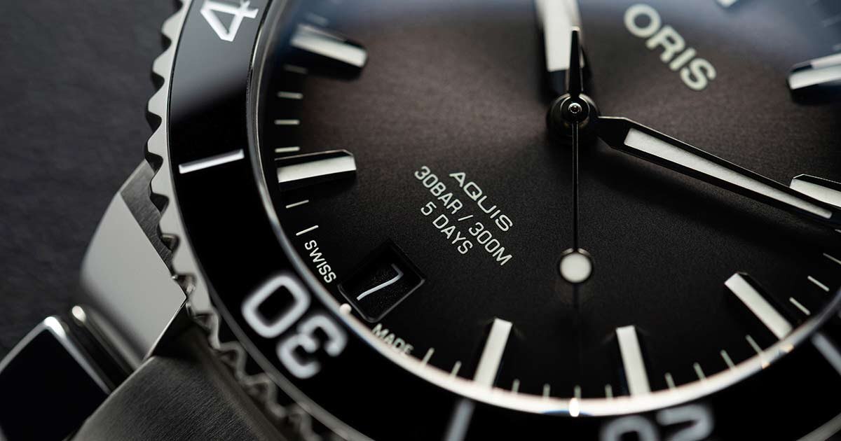 Циферблат часов Oris Aquis 5 Days крупным планом