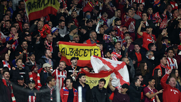    Фанаты мадридского "Атлетико"© REUTERS / PHIL NOBLE