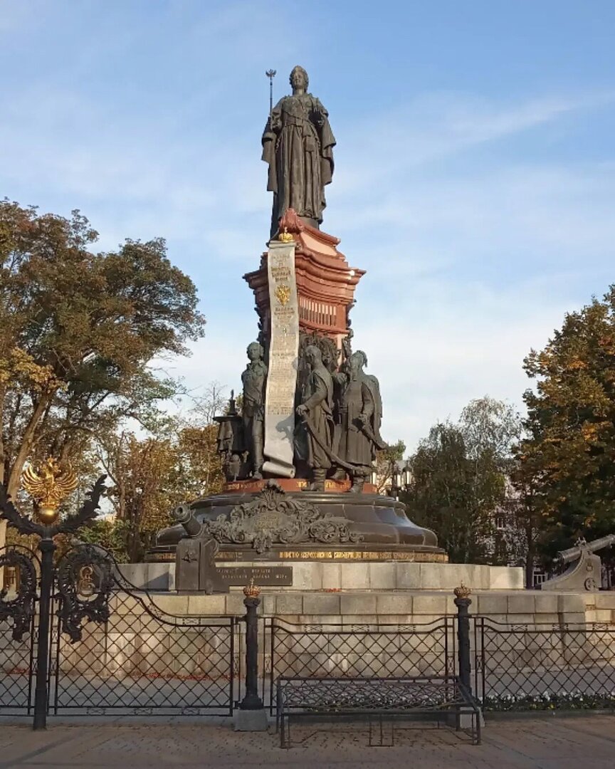 Краснодар экскурсии по городу. Памятник Екатерине Богородицк. Памятник Екатерине второй в Пушкине. Памятник Екатерине 2 в Краснодаре. Памятник Екатерине в Балтийске.