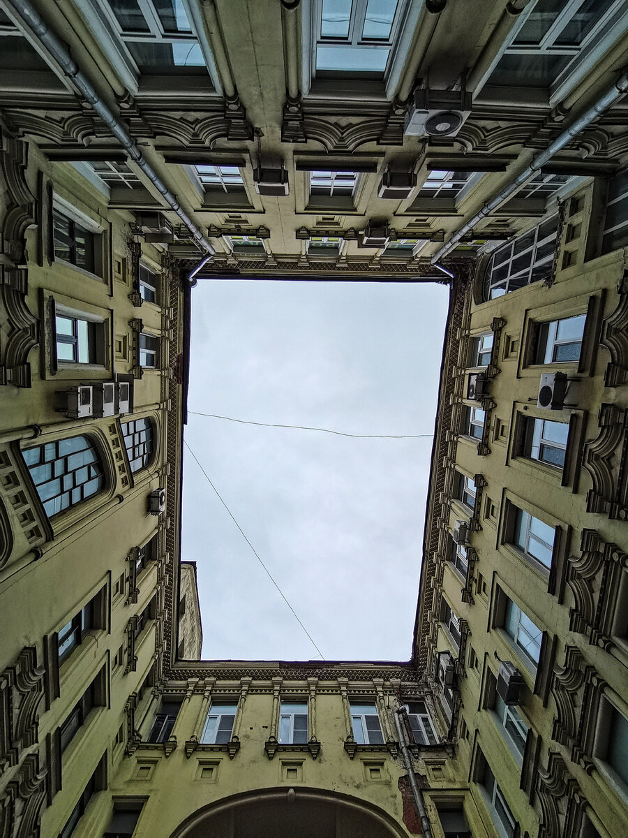 Двор колодец москва
