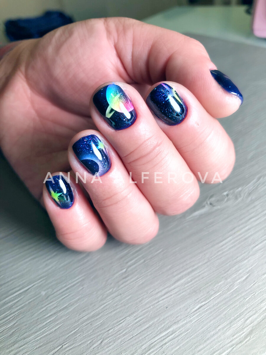 Несложный в исполнении дизайн ногтей аэрографом. Однако, если хотите совсем художественный вариант аэрографии на ногтях, то вот пример ⬇️⬇️⬇️