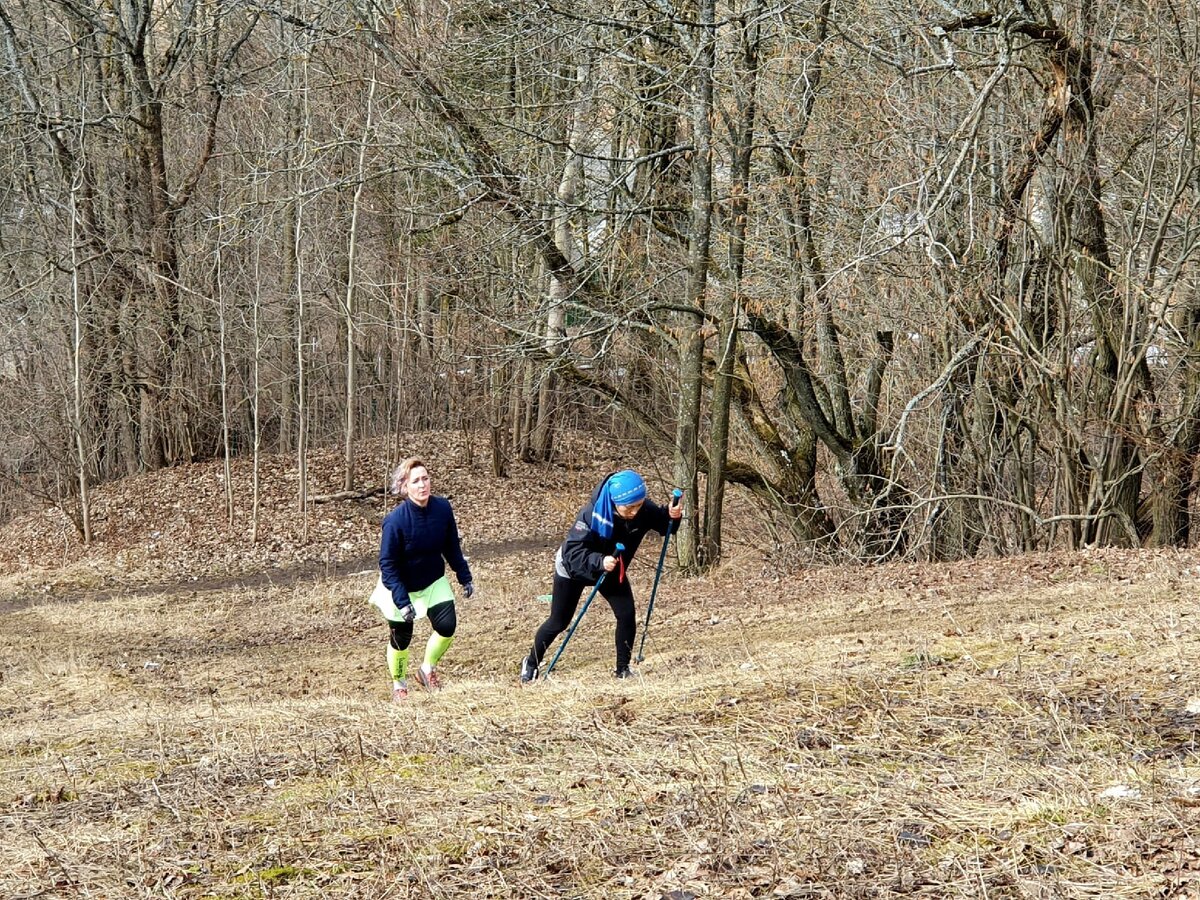 Как выйти в ненастье и холод из тёплой уютной норки?
Самое важное надеть кроссовки, обратного пути уже не будет.
А если серьёзно- межсезонье сложная пора для дисциплины и тут есть несколько важных факторов:
1. Нет плохой погоды - есть плохая экипировка.
В беге всегда решает многослойность. Термобелье или флис к телу. Дальше тонкая кофта и тонкая ветровлагозащитная куртка. Обязательно защитить шею, голову и руки. Но! Никаких шерстяных шапок и перчаток. Идеально подойдёт баф, или специальные шапки для бега. Перчатки брать из влагоотводящего материала.
Ноги пора упаковать в термо или тайцы с флисом.
А вот зимние кроссовки - маркетинг. Не стоит тратить свой бюджет, а продолжать бегать в тех же, что были летом. Даже по льду и снегу - мышцы стабилизаторы скажут спасибо!
Как вариант выбрать кроссовки с гортексом.
2. Долгосрочные и краткосрочные цели. Выбрать целевой старт  и 2-3 в промежуток до старта.
Это шикарная мотивация не сидеть на диване.
3. Режим. Питание. Сон. Витамины.
В межсезонье особенно важно соблюдение режима. Даже в выходные ложитесь и вставайте в одно время. Питание так же хорошо привести к определённому времени и не забывать про витамины.
Банальные вещи? Не спорю.
Но самое сложное их исполнять)
Погнали!
#тренертренит #тренерпобегу #бег #trailrunning #skyrunning  #run #персональныетренировки