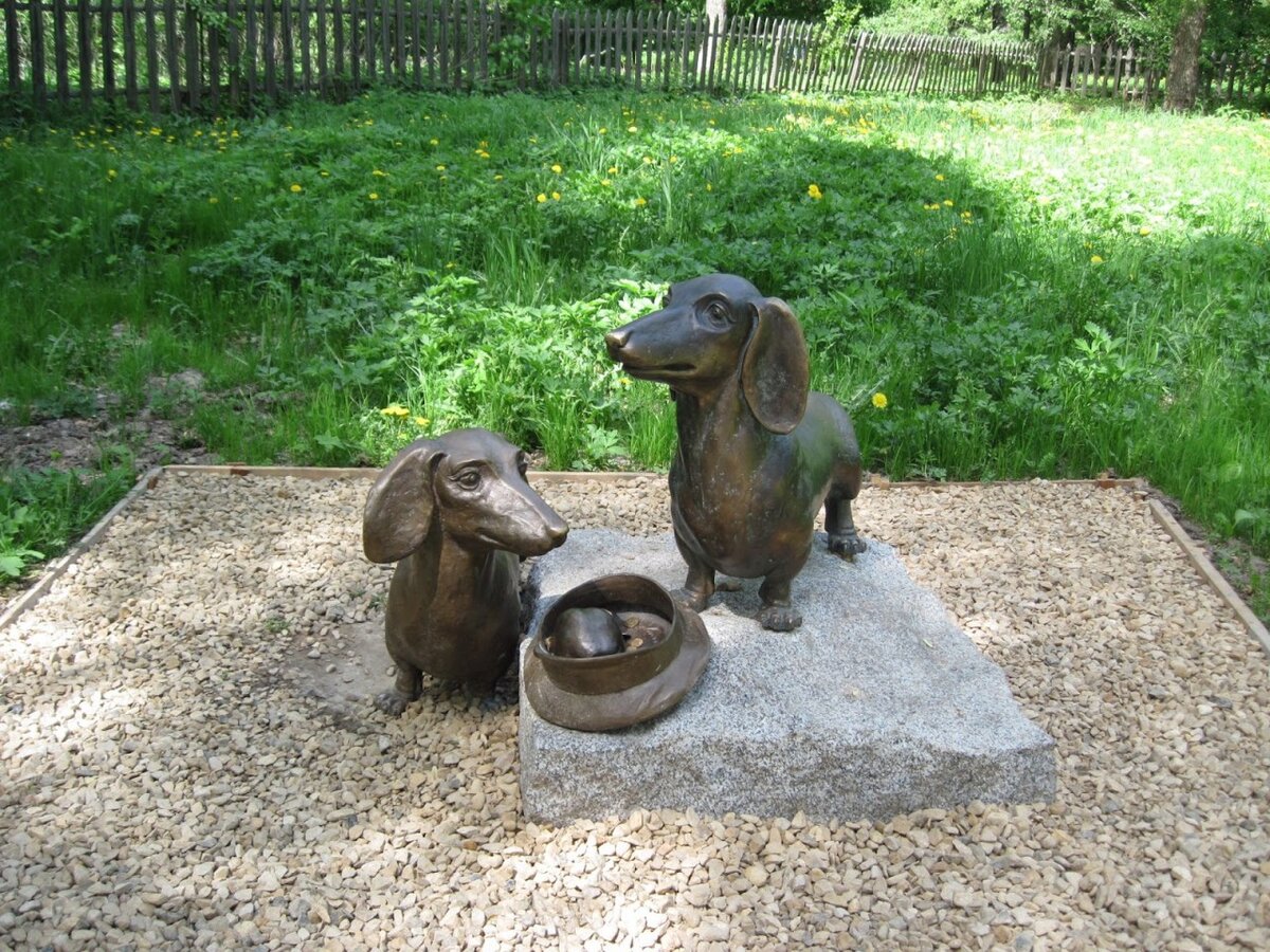 Памятник Брому и Хине в Мелихово. Фото из открытых источников.