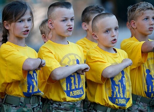 Каждое утро в лагере "Азовец" начинается с молитвы юного националиста 