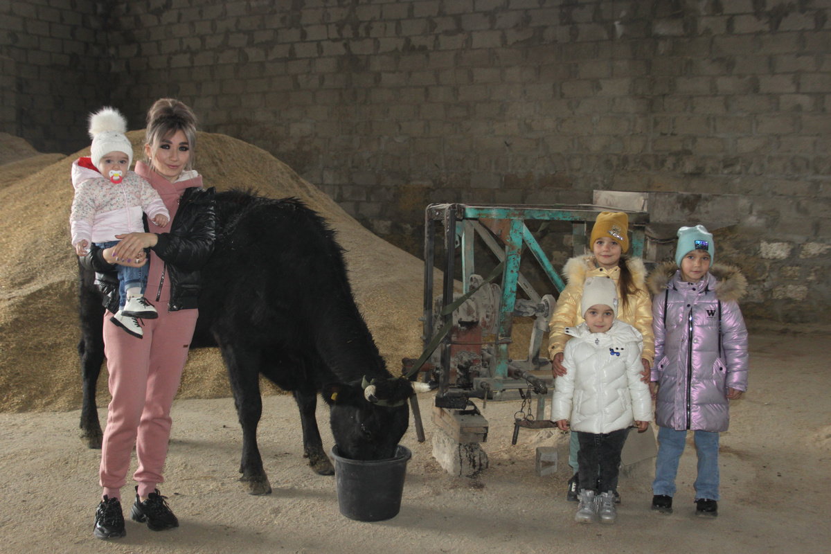 Юлия Милосердова с дочерьми и Ночкой. 