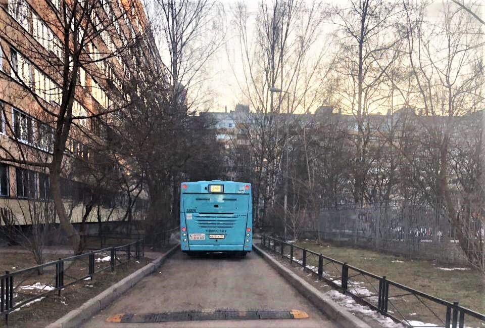 Автобус заехал. Автобус во дворе. Автобус заехал во двор. Автобус 293. Аэродромная улица Санкт-Петербург.